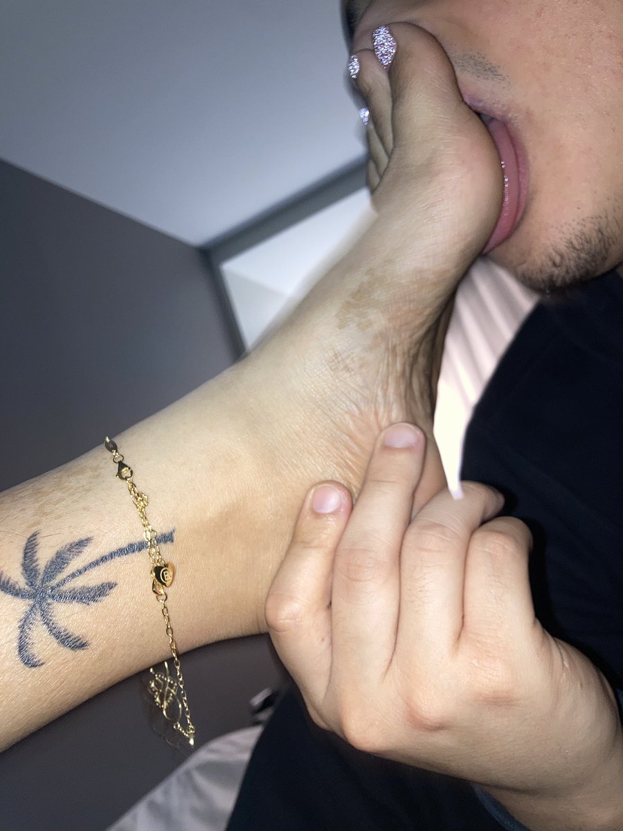 mistress_sadri's tweet photo. Fun fact: I love palm trees and getting my feet licked. 

 St Petersburg 8.9-8.14th 🌴🦶🏽 https://t.co/bzDOre3c8l