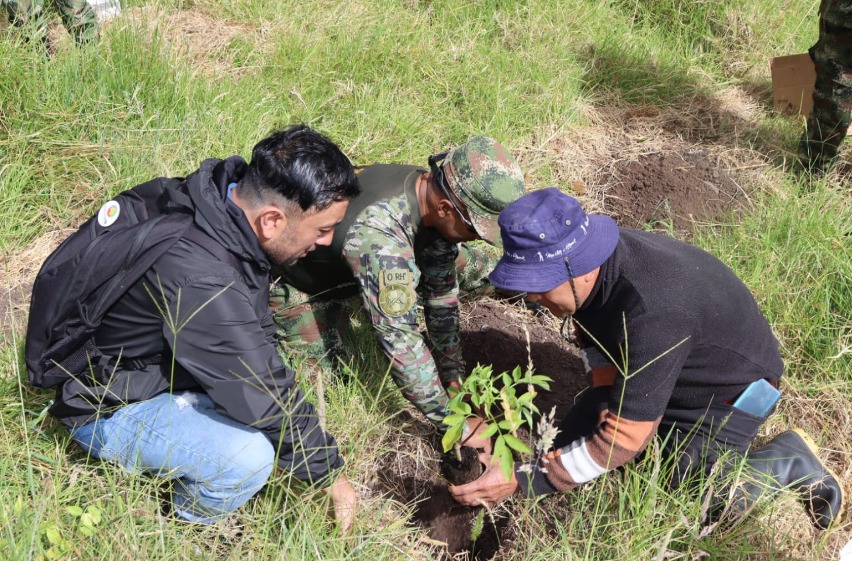 Ejercito_CAAID's tweet photo. ¡Seguimos sembrando vida!
En la vereda Charguayaco de Pasto, #Nariño, soldados del @COL_EJERCITO junto a la comunidad plantaron 300 árboles de especies nativas con el fin de proteger las fuentes hídricas y contribuir a la reforestación de la zona.

#CustodiosDelMedioAmbiente🌱🇨🇴 https://t.co/1blHfbiX5U