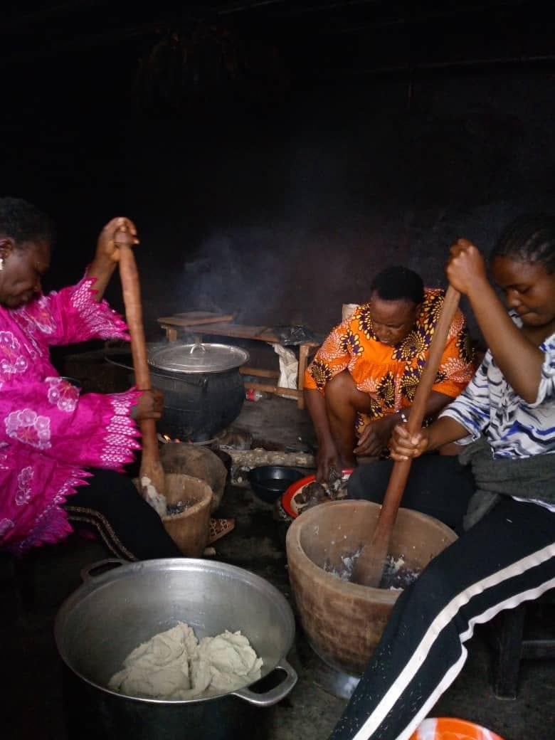 GraffiPikin's tweet photo. Our Mothers and Grandmothers preparing us food🍽️

Wuna cam bring plate make we chop😋

#bamendaculture #bamenda #bamileke #bamoun #graffi #grassfields #mankon #Bafut #Banso #Kom #Aghem #Balinyonga #Batibo #Moghamo #Toghu #Atoghu #Ndop https://t.co/52g2Ft0A6p