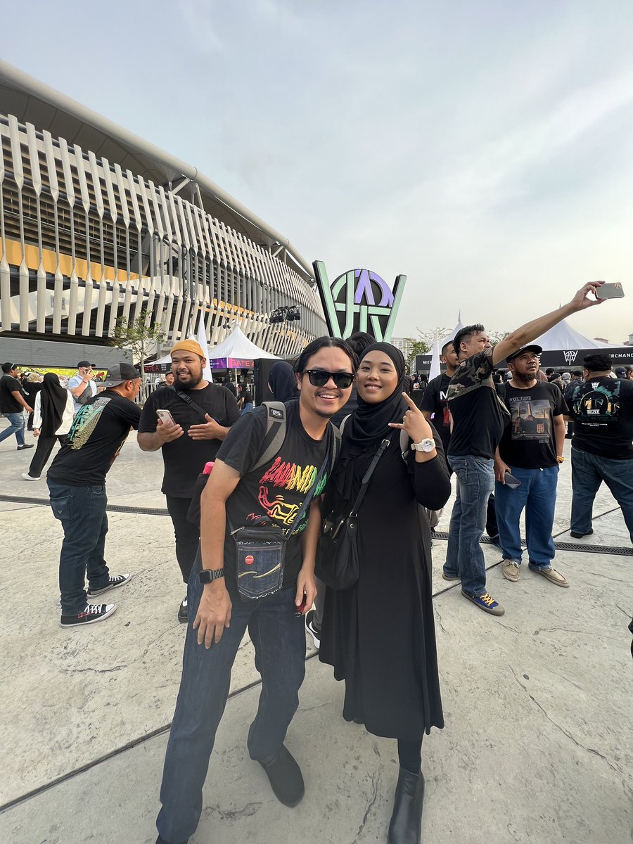 yayaaNH's tweet photo. Dptlah kami lakibini pergi acah-acah “me time” berdua layan concert Muse🤘🏻

But to watch Muse live in Malaysia is one of my wishlist jugak, menangis beb sambil headbanging layan Knights of Cydonia. Sbb terharu 🥹

Bila dah balik rumah, habis satu badan lenguh rasainnn loeee 🤪 https://t.co/XuKlMw8g10