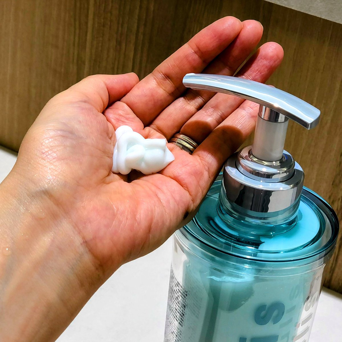 melimelotempla's tweet photo. ウルリス ウォーターコンク
モイストシャンプー
ヘアトリートメントを試しました🌟

シャンプーは
スウィートサボンの香りで
トリートメントは
アクアブーケの香りです

ふわっと優雅な香りが心地よいです💖

私の髪も乾燥知らずで
しっとりサラサラになった気がします！

使い心地も良くて大満足です https://t.co/52ePgQMSdU