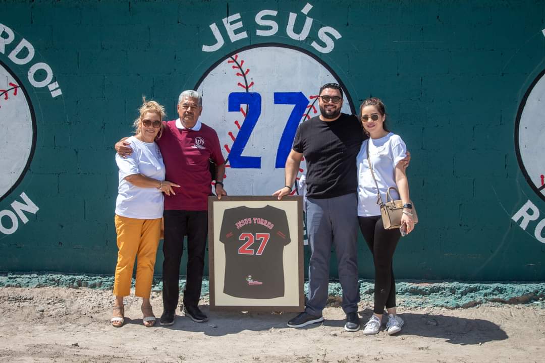 LigaMaya's tweet photo. Felicitamos a nuestro querido entrenador Jesús "Chuy" Torres Favela, por el homenaje que le hizo el ayuntamiento de su Ciudad natal, Tlahualilo Dgo. Por su trayectoria pero sobre todo por la gran persona que es. Enhorabuena al "Látigo de Tlahualilo". #OrgulloMaya https://t.co/VRbFat3jS6