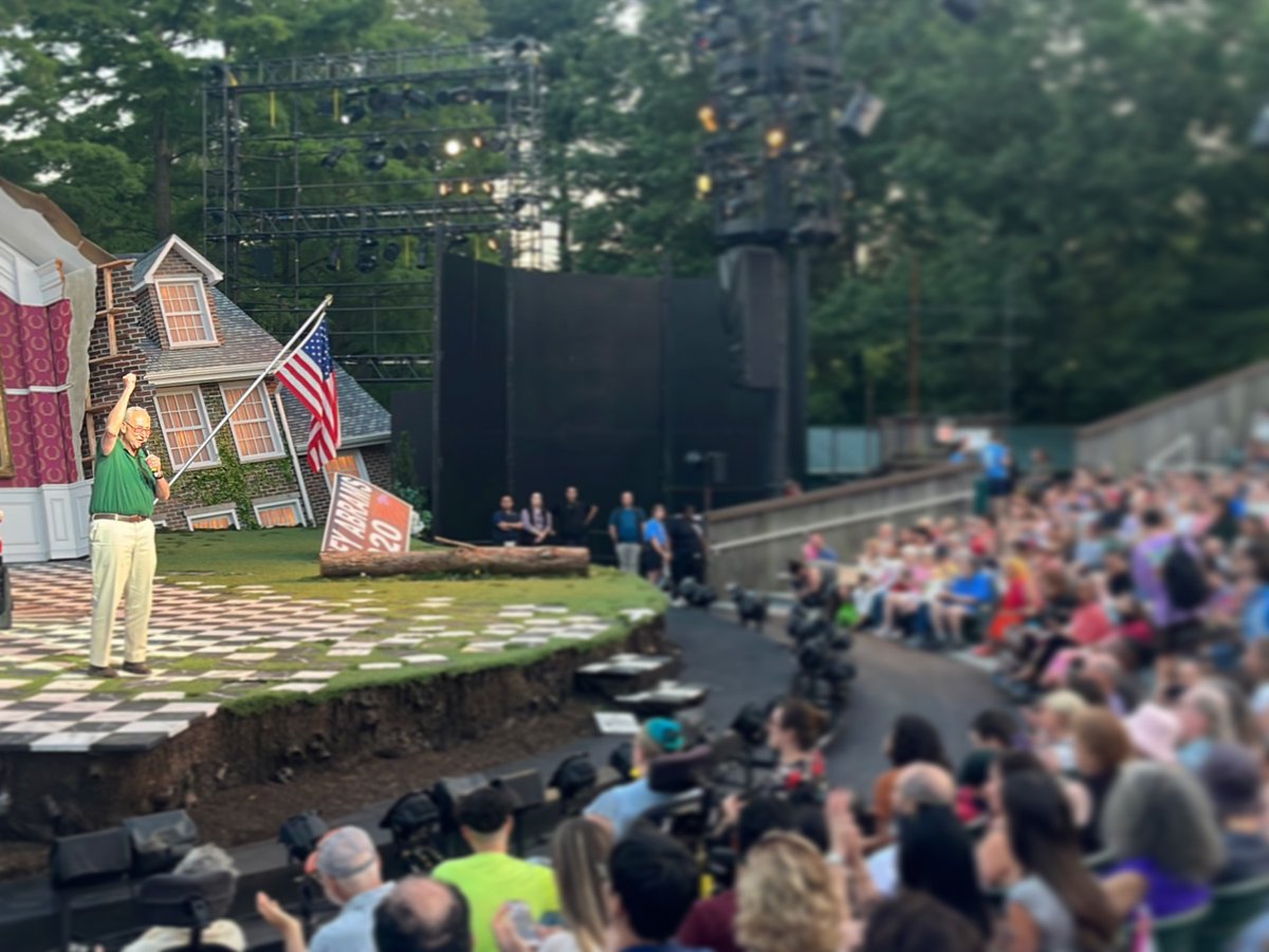 A special thanks to US Senate Majority Leader @SenSchumer for welcoming the audience at Hamlet last night at The Delacorte. Thank you for your support of The Public's free programs. Your great work supporting & leading the nation’s art & culture community is deeply appreciated!