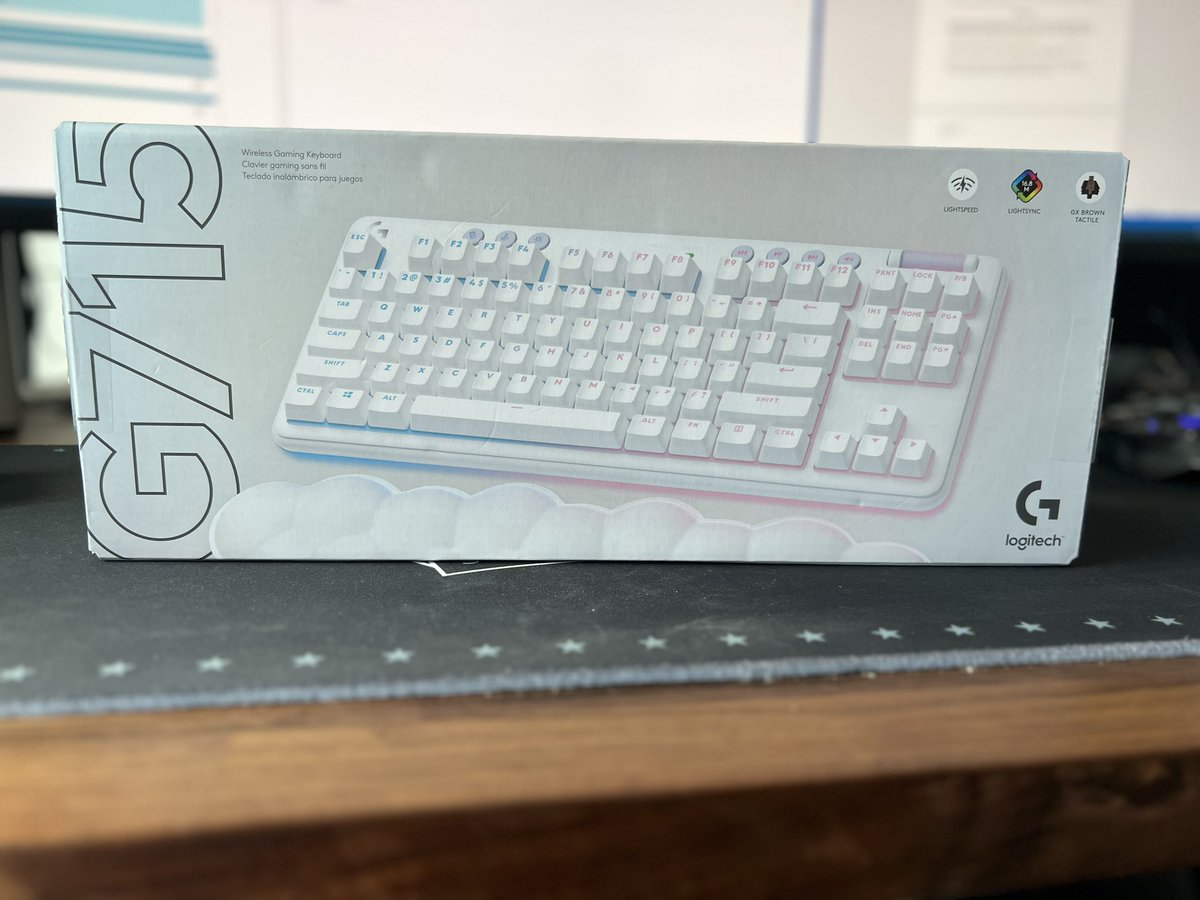 ColorMeRicky's tweet image. Needed a new lightweight keyboard that I could take to work! I picked G715 up as well as getting some cute custom keycaps! it’s definitely giving off comfy Vibes!

#ComfyVibes #G715 #Logitech