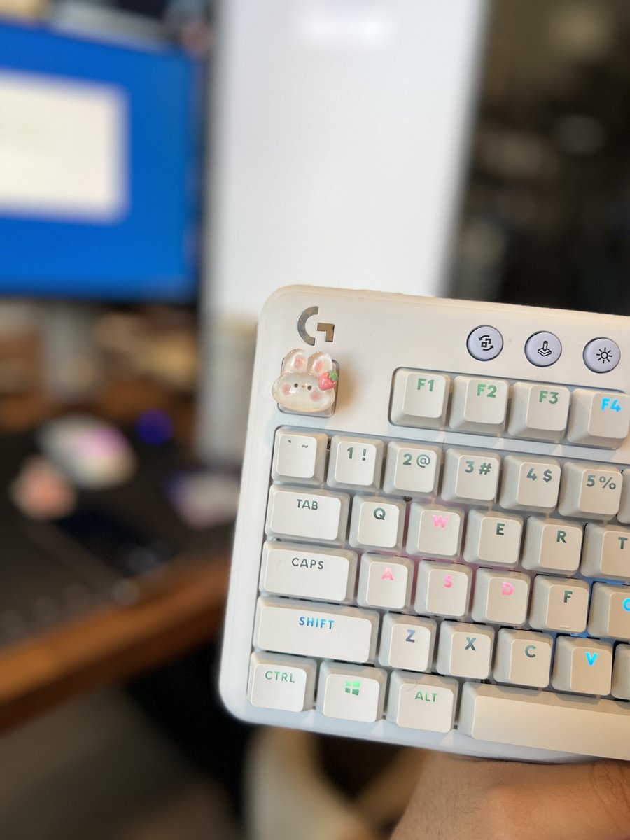 ColorMeRicky's tweet image. Needed a new lightweight keyboard that I could take to work! I picked G715 up as well as getting some cute custom keycaps! it’s definitely giving off comfy Vibes!

#ComfyVibes #G715 #Logitech