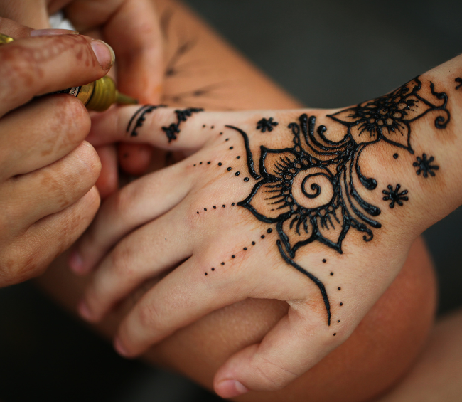 Come and try your hand at Henna Art with local volunteer Yasmin! All ages are welcome to attend this free workshop at the Dysart library on Thu, August 10 from 10:30-11:30am. Space is limited, click here to register: bit.ly/dysart-henna