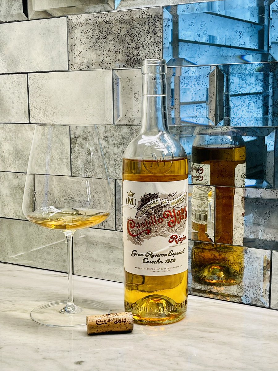 AttorneySomm's tweet photo. The 1986 Marques de Murrieta Castillo Ygay Blanco Gran Reserva Especial was aged in oak for about 21 years, then spent 7 years in concrete and another 3 years in bottle before being released in December of 2016.
A very special wine for those who enjoy this style! https://t.co/ez9h7Es7fV