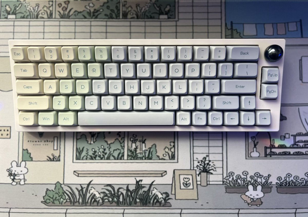 Simstress1's tweet image. So… This little keyboard has stolen first place in the mechanical keyboard list in my heart. 😍😘🥰❤️⌨️ 🏆