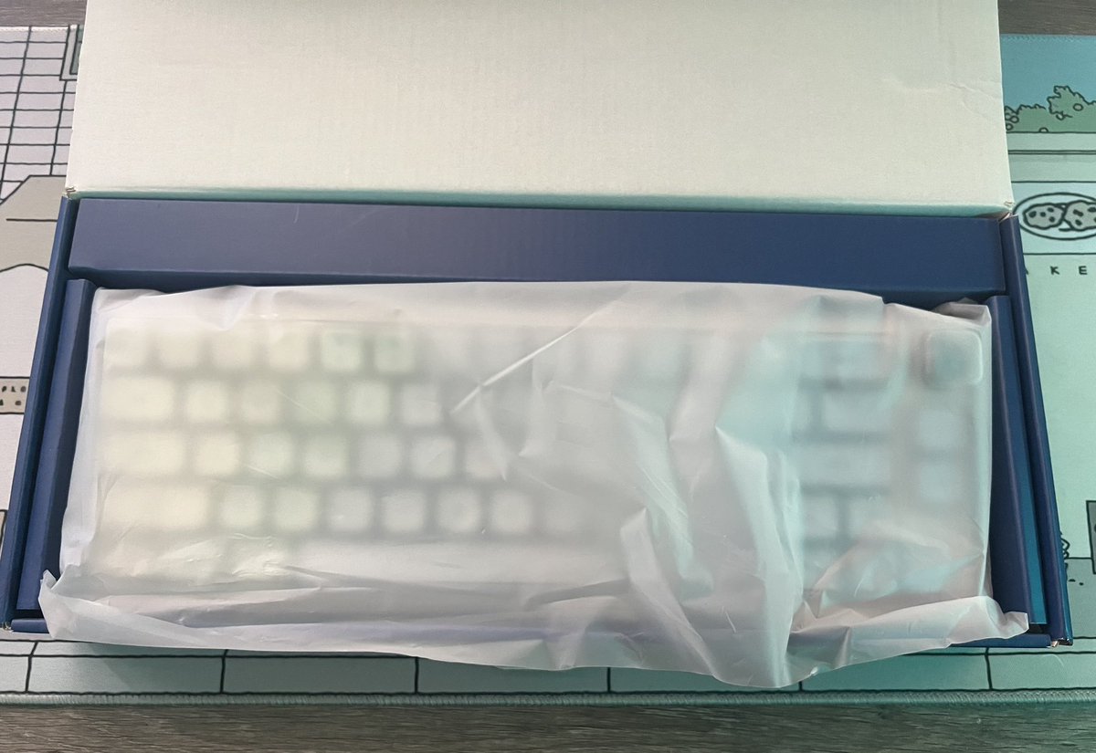 Simstress1's tweet image. So… This little keyboard has stolen first place in the mechanical keyboard list in my heart. 😍😘🥰❤️⌨️ 🏆