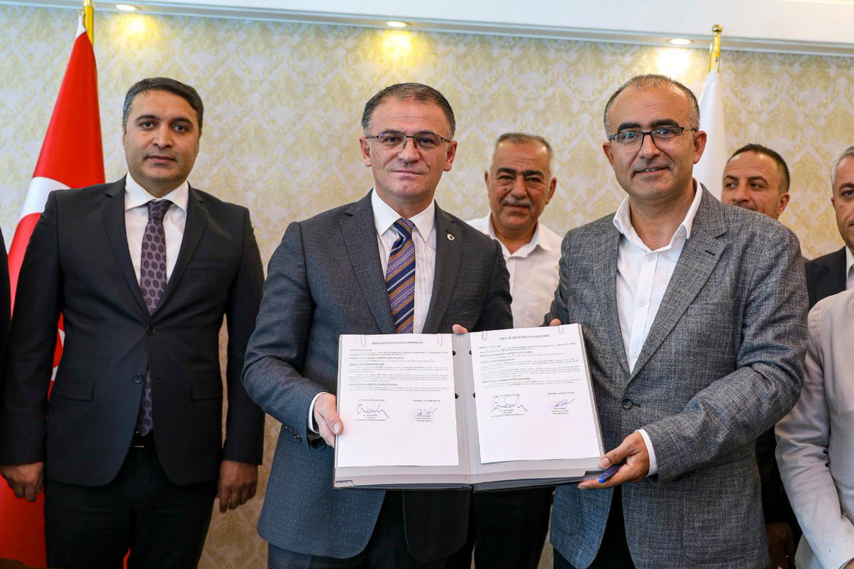 vaninkalbicom's tweet photo. #HABER | 💢Van Büyükşehir Belediyesi ve #VASKİ’de çalışan tüm işçilerin maaşlarına ek protokolle ara #zam yapıldı. 

🔻Ek protokol, #van Valisi Sn. Ozan Balcı ve Hizmet İş Sendikası Van Şube Başkanı Sn. Fatih Akdeniz tarafından imzalandı. https://t.co/WMzF6MFTOO
