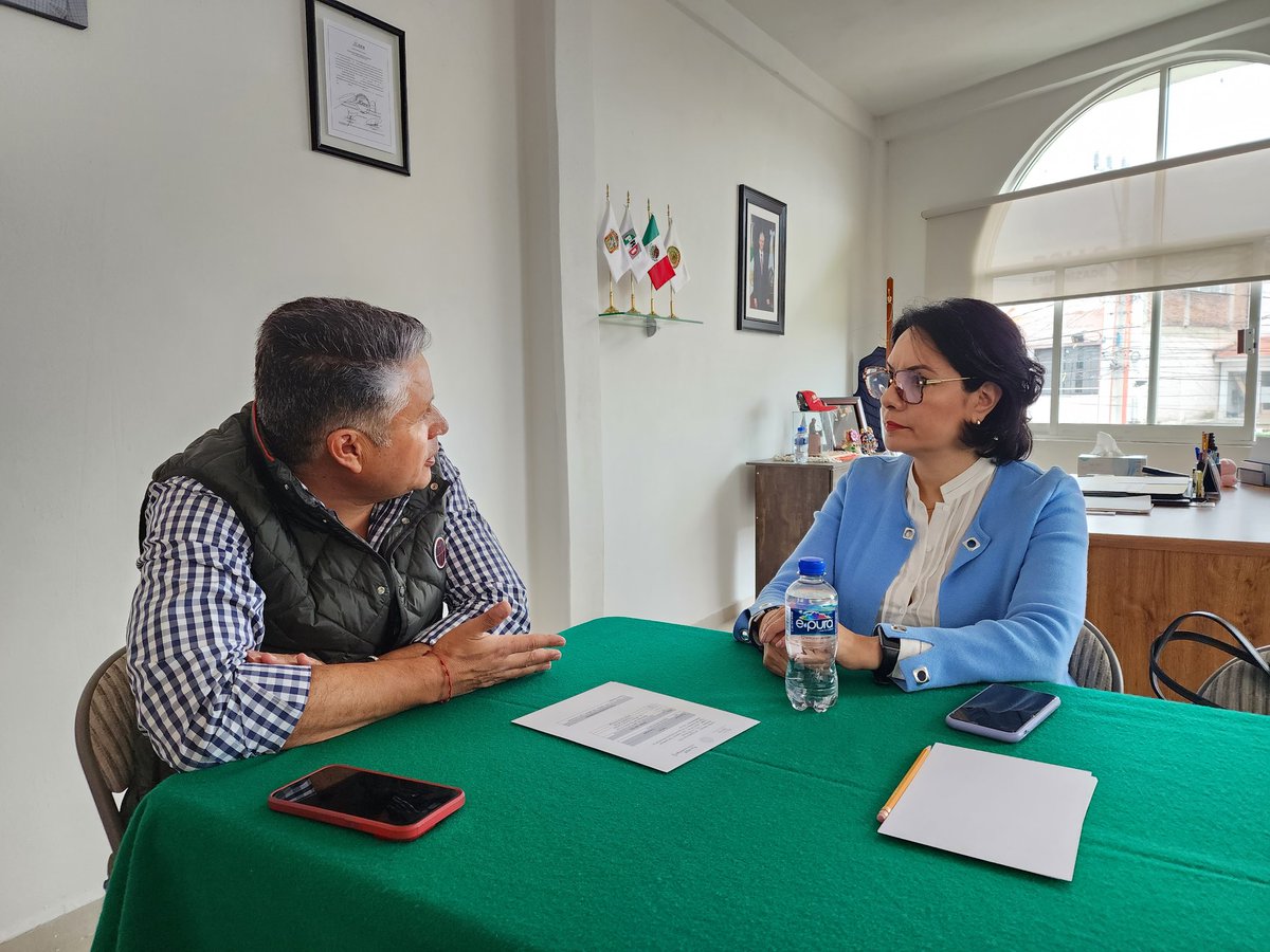 AlfredoQuirozF's tweet photo. Un gusto recibir en mi #OficinaDeAtenciónCiudadana en #Metepec, a mi amiga y Coordinadora Regional del #PRIMetepec, Liliana Romero 🙌🏻. https://t.co/CJzghJz5B9