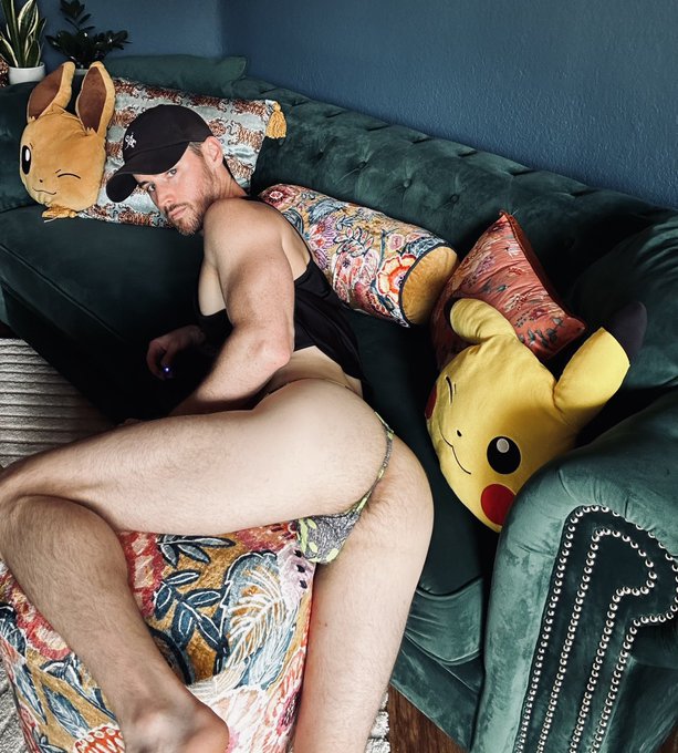 Booty week going strong. 💪 Straight men can like butt stuff too ya know. 🤷&zwj;♂️ https://t.co/a48Ihzv2L