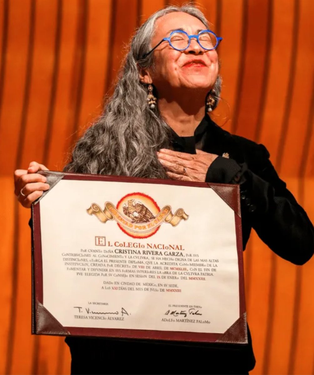 julietaga's tweet photo. Hace un poco más de una semana, ingresó al @ColegioNal_mx la primera escritora de su historia: la increíble Cristina Rivera Garza, @criveragarza. Su discurso fue hermosísimo y también lo fue la respuesta de @JuanVilloro56. (foto del ColNal de Hugo Salazar.) https://t.co/bhGdAN1Zr3