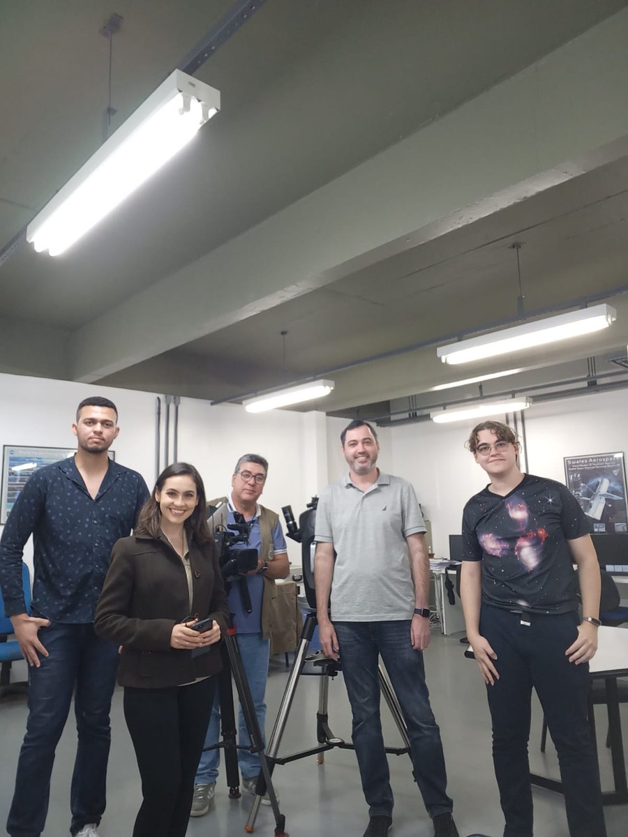 rogemarriffel's tweet image. Membros do grupo de astrofísica da UFSM falando com a @fabianalemos sobre astronomia, JWST e o projeto liderado pela @UFSM_oficial