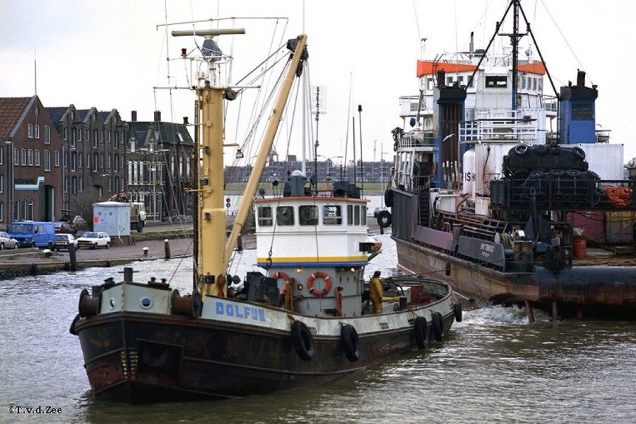tugspotter's tweet photo. Vanuit de haven van Maassluis vertrokken dan de bergingsvaartuigen met slangen, pompen en duikers. Voor de duvel niet bang. Niet met superschepen maar kleine vaartuigen vol gereedschap. De Buffel, Ram, Dolfijn, Barracuda. Dagen en nachten improviseren. Pompen, hijsen. En klaar. https://t.co/KjQvG4L1ch