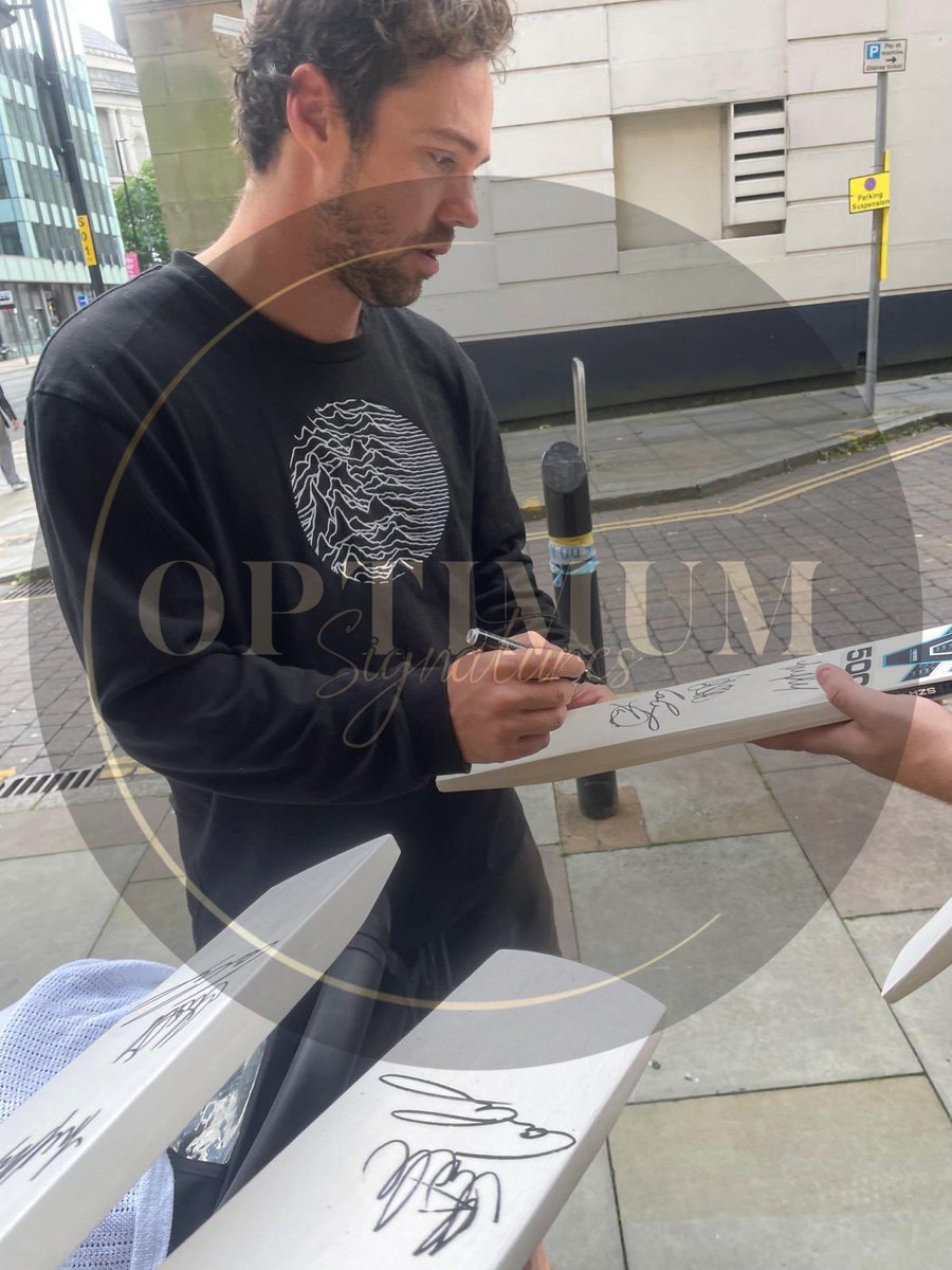 Optimum_Signed's tweet photo. We have bats signed by the Australia cricket team following them retaining the ashes today. 🏏 https://t.co/EAiuhb8bNt