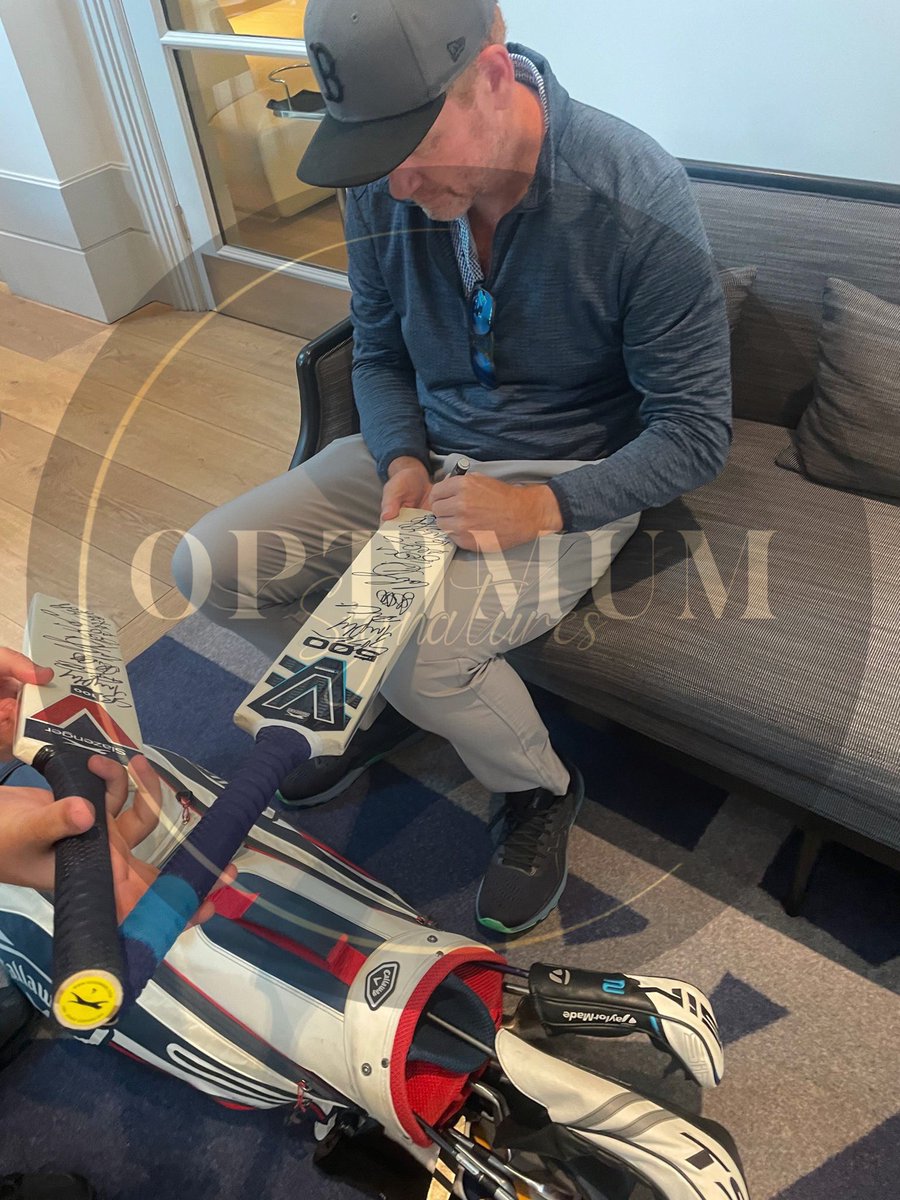 Optimum_Signed's tweet photo. We have bats signed by the Australia cricket team following them retaining the ashes today. 🏏 https://t.co/EAiuhb8bNt