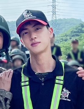 O nome de Seokjin está se tornando explosivamente viral em todas as plataformas de mídia social possíveis e nas principais comunidades online coreanas.
As reações do gps foram uniformemente como:
- "Isso é uma cena de um filme?"
- "Olhe para #Jin com proporção corporal perfeita e