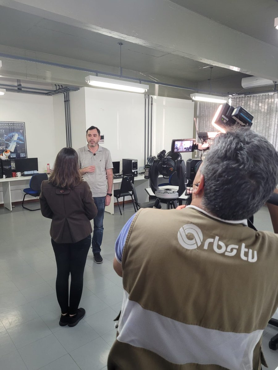 rogemarriffel's tweet image. Membros do grupo de astrofísica da UFSM falando com a @fabianalemos sobre astronomia, JWST e o projeto liderado pela @UFSM_oficial