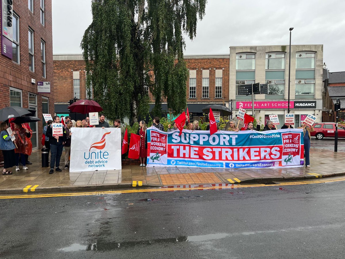 📢 SUPPORT THE STRIKERS 📢 

Frontline advice workers are more important then ever during the #CostOfGreedCrisis, but many have seen years of real-terms pay cuts.

Today, we visited the picket line to support advice workers striking at @HullandERCAB

#Solidarity #SaveDebtAdvice