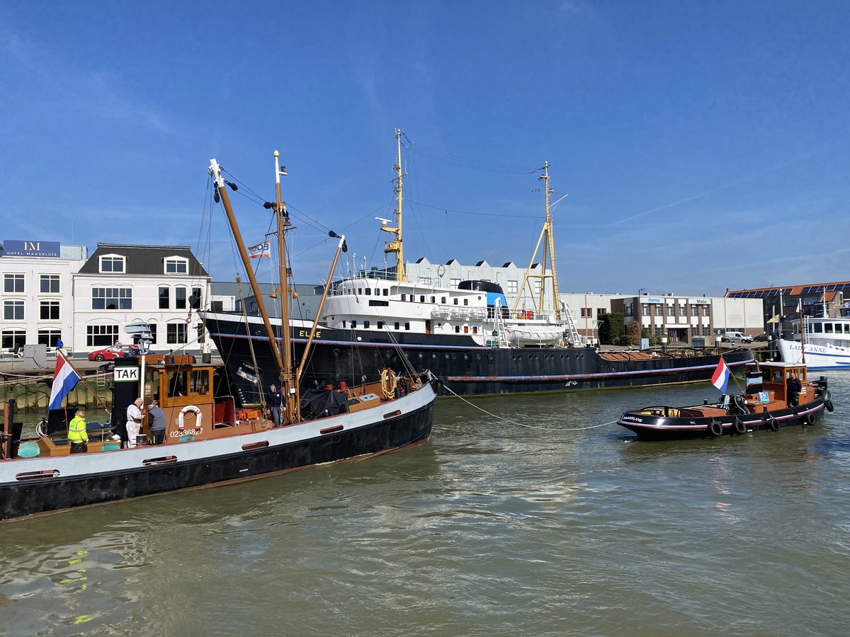 tugspotter's tweet photo. De #bergers van W.A. van den Tak en de #sleepboten van L. Smit & Co.’s sleepdienst (foto) werkten goed samen. Zij werden Smit Tak! Deze #museumschepen varen nu wekelijks uit met passagiers @sleepboothaven. Weet wat voor #historie zij met zich meedragen, begonnen in #Maassluis https://t.co/xuZqCoJExC