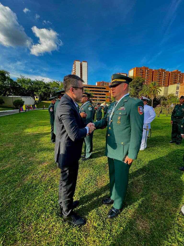Ejercito_Davaa's tweet photo. El sr. TC. Daniel Vargas Pabón Cdte del Batallón de Movilidad y Maniobra de Aviación N.°7, participó en la ceremonia conmemorativa del aniversario N.º 18 de la @Ejercito_Div7 donde fue condecorado con la medalla Atanasio Girardot del departamento de #Antioquia.

#FeEnLaCausa https://t.co/6QYS0ya0PZ