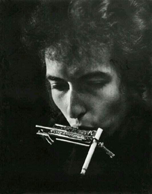 crockpics's tweet photo. Bob Dylan with cigarette in harmonica holder, during soundcheck, Philadelphia, 1964. Photo by Daniel Kramer https://t.co/uEluu5HVWO