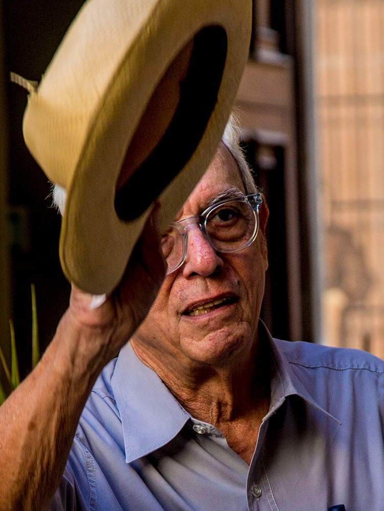 Un día como hoy  falleció a los 77 años uno de los intelectuales más lúcido de nuestros tiempos, Eusebio Leal Spengler.
El legado de su obra es tal que, al decir de la poetisa Fina García Marruz, cuando lo olviden los hombres, todavía lo recordarán las piedras.
#LealesALeal.