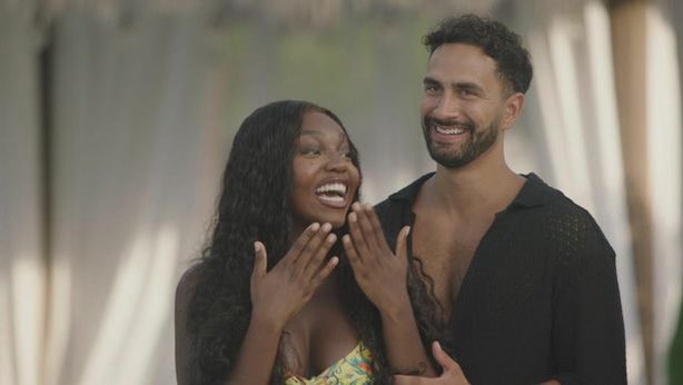 impignorateee's tweet photo. whitney got a huge round of applause on the final to make up for kaz ❤️ #Loveisland https://t.co/f7rTkHhMbZ