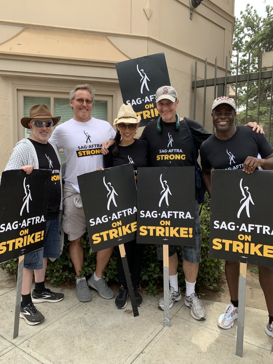 pjmarino1's tweet photo. Spent my birthday morning on the line w/ some friends @TessaMunro1 @rcurrelley @svbiggins @CMesure. Then lunch down the street @sweetfin, SAG actors get 20%! Delish! https://t.co/uIrwbJxXNU