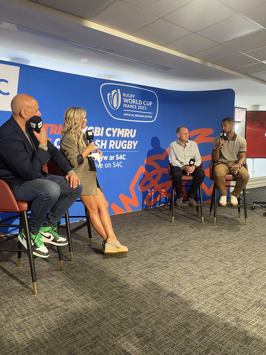 ManonEdAhir's tweet photo. Diwrnod gwych yn lansio ein arlwy Cwpan Rygbi’r Byd @S4C Diolch i’n cyflwynwyr, rhanddeiliaid, cynhyrchwyr @WRUMediaOffice ac aelodau’r cyfryngau am gefnogi. Lwcus iawn o dîm o staff gwych wnaeth drefnu! Cofiwch wylio ni ar S4C yn yr Hydref!! #Allezlesrouges 🏴󠁧󠁢󠁷󠁬󠁳󠁿🏉 https://t.co/cUuWL9Psdg