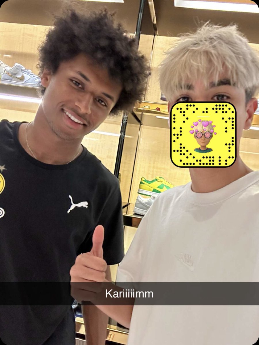 yohxnn_'s tweet photo. @DannyAaronsFUT Just met Adeyemi in Vegas and asked him if he knows you Danny he said
"yes i know i know" what a lad https://t.co/X2JKuJnJGk