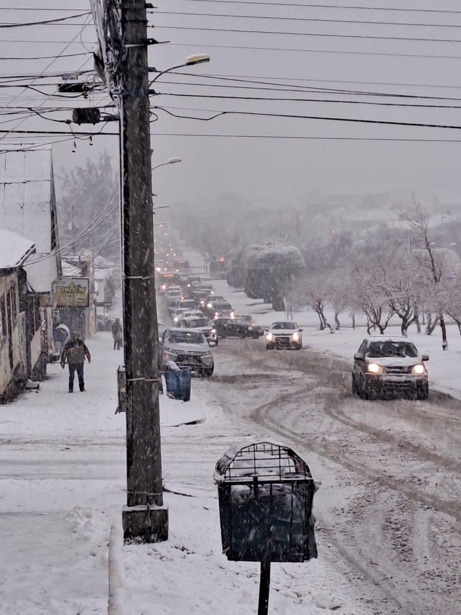 Chr1mus's tweet photo. Esa fila de autos que ven, es porque están esperando turno para intentar subir una avenida de Punta Arenas.
Si esto pasara en otra región de este país, estarían todos los canales de TV en directo transmitiendo en vivo… https://t.co/ombKixk4bY