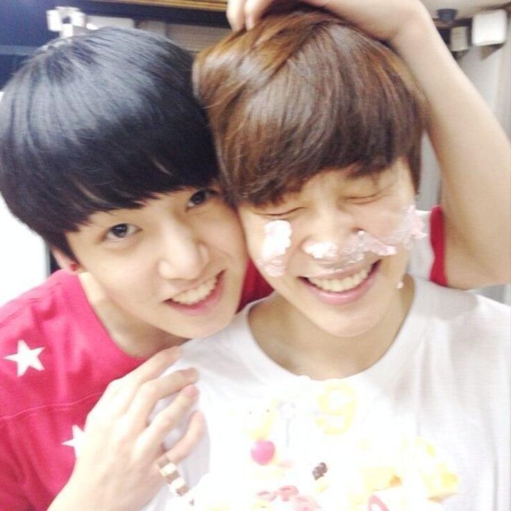 jkogfc's tweet photo. au jikook | #jikookau 

onde jimin debuta junto do garoto em que ele sempre foi apaixonado desde trainee.

ou

onde jungkook não consegue demonstrar metade do que sente de verdade por seu colega de grupo. https://t.co/uBpFfJcB8h