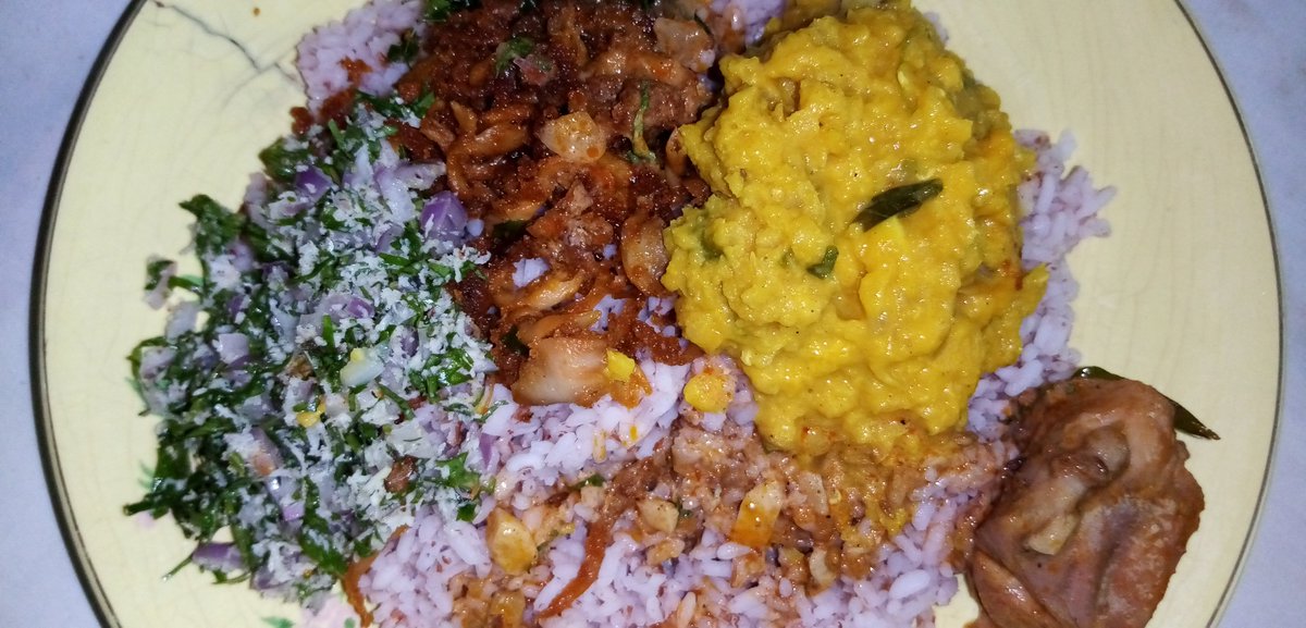 MJJNamalDias's tweet photo. #TastyTuesday
⁣මගේ සාමාන්‍ය ආහාර රටාව 16 🥺❤️😋
▶️ කරපිංචා කැඳ, මාළුපාන්, උළුඳු වඩේ, පරිප්පු වඩේ
▶️ රතුබත්, මුරුංගා කොළ මැල්ලුම, පරිප්පු, බැදපු බිම්මල්, චිකන්
▶️ රතු සහ සුදු ඉඳිආප්ප, කිරිහොදි, කඩල තෙල් දැමුම, බිත්තර ඔම්ලට්, සොසේජස්
▶️ රතුබත්, ටෝෆු, කැකිරි 
#MyFoodStoryWithDewMal https://t.co/dObejPfcWC