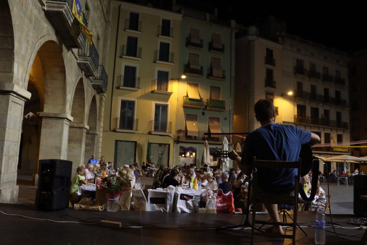 MnrsaTransforma's tweet photo. @ajmanresa @ManresaTurisme @Manresa_CH @musilloc El duet format pel #FerranOrriols i #DavidPons acompanyen el sopar de les #festesignasi https://t.co/ydeaSPeK51