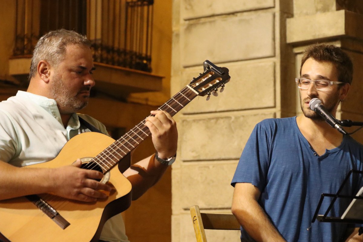 MnrsaTransforma's tweet photo. @ajmanresa @ManresaTurisme @Manresa_CH @musilloc El duet format pel #FerranOrriols i #DavidPons acompanyen el sopar de les #festesignasi https://t.co/ydeaSPeK51