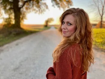 Country artist Becky Denton returns to the stage at Music Under the Stars in Hannibal, MO, Aug. 3, 7 - 9 pm #music #countrymusic #MarkTwainMuseum #BeckyDentonMusic