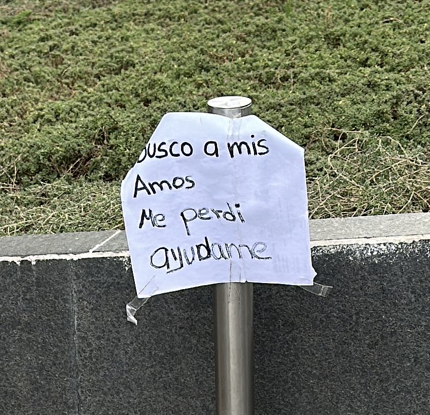 BarbarianSSJ's tweet photo. Amigos. Ayúdenme a encontrar el dueño de este perro que dejaron en plaza Carso. Esta empezado a llover y está aquí en la calle. Esta en el city market de plaza Carso en Polanco. Denle RT hasta que lo encontremos. https://t.co/V0dodCOqhR