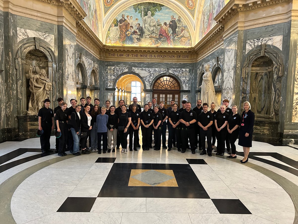 HertsSheriff's tweet photo. Great to return to the Old Bailey to show round some of the @HertsPoliceVol cadets &amp; their leaders. Huge thanks to Sheriff Alastair King DL for a warm welcome and HHJ Sarah Munro KC for a fascinating insight into her wide-ranging role &amp; the realities of knife crime. #HighSheriff https://t.co/uBseHZXswh