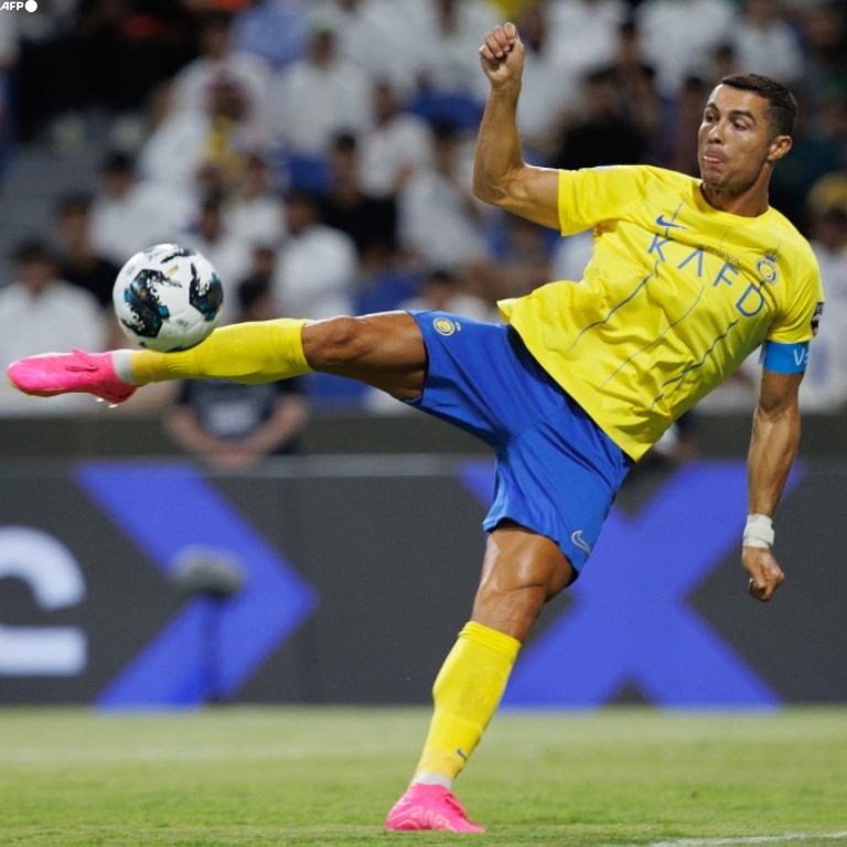 InvictosSomos's tweet photo. Saluden al futbolista con MÁS GOLES (839) en toda la historia del fútbol profesional. Tiene 38 años de edad y simplemente no puede dejar de mejorar su récord. Respeto eterno para Cristiano Ronaldo dos Santos Aveiro. LA LEYENDA CR7.