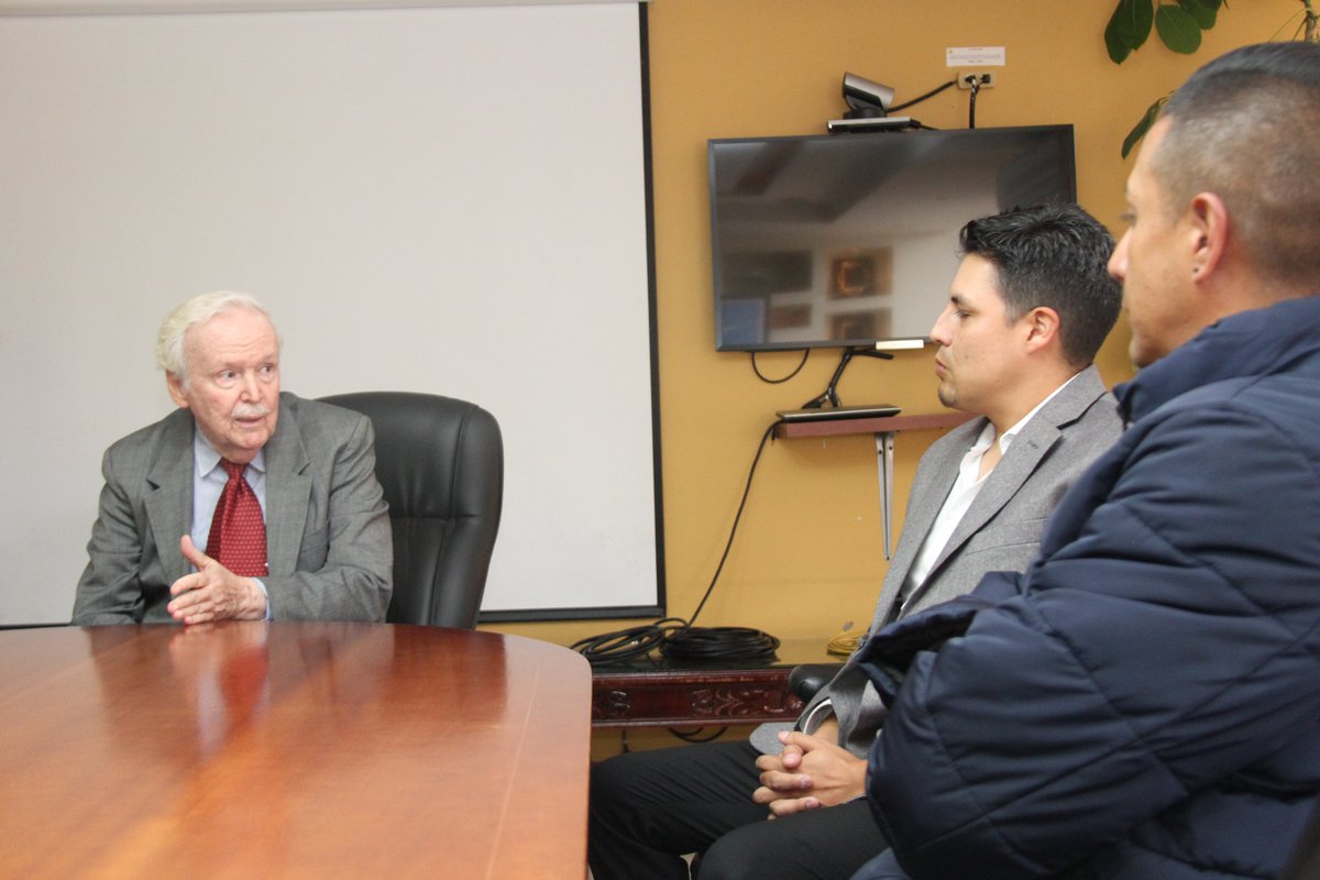 Director General, <a href="/DGAC_Ecuador/">DGAC Ecuador (DAC)</a> #WilliamBirkett, realizó la entrega de la renovación del permiso de operación a <a href="/kawsayballoons/">Kawsay Balloons S.A.</a> para realizar Turismo Aéreo con #GlobosAerostáticos en todo el territorio ecuatoriano.  ¡Éxitos en sus operaciones!

#NuestroTrabajoContinúa