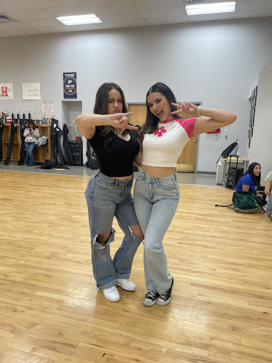 dannieelleeeee's tweet photo. 1st last day of junior year! 😽🩷 https://t.co/ZfyuhwSlTK