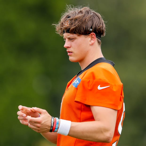 CincyProblems's tweet photo. Joe Burrow was spotted at the facility today, walking around with no limp (only a sleeve on his right calf), per @trags. 💪🐯 #Bengals #ThatsMyQB https://t.co/aGlMohB71P
