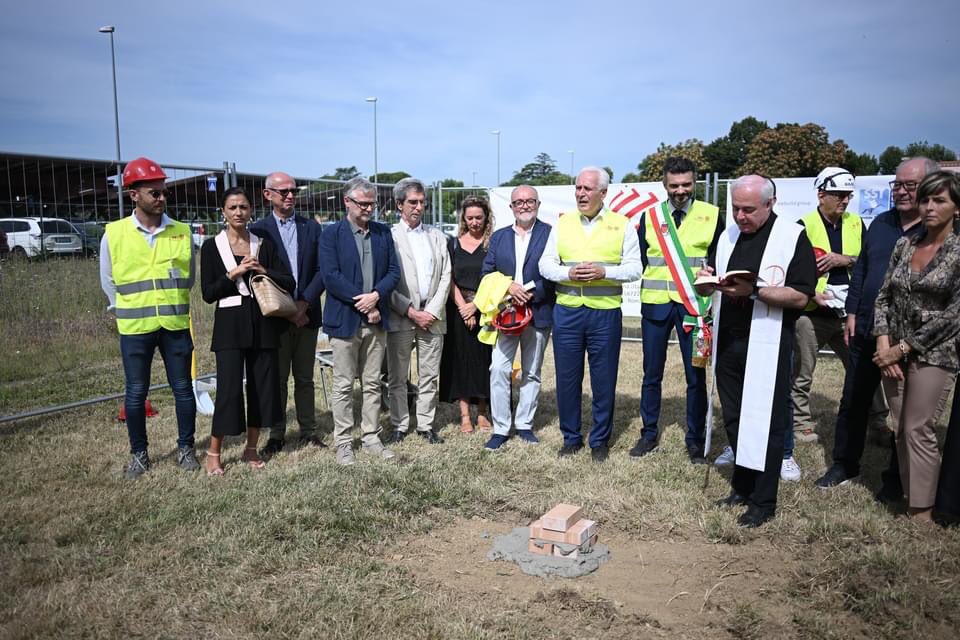 Posa della prima pietra della nuova palazzina dell'ospedale di Prato.
La palazzina sarà intitolata a Luigi Biancalani su iniziativa di Punto d'incontro, dell' Arciconfraternita della Misericordia, dell'Ordine dei medici.
Grazie al Comune alla Regione e tutta la #CittadiPRATO