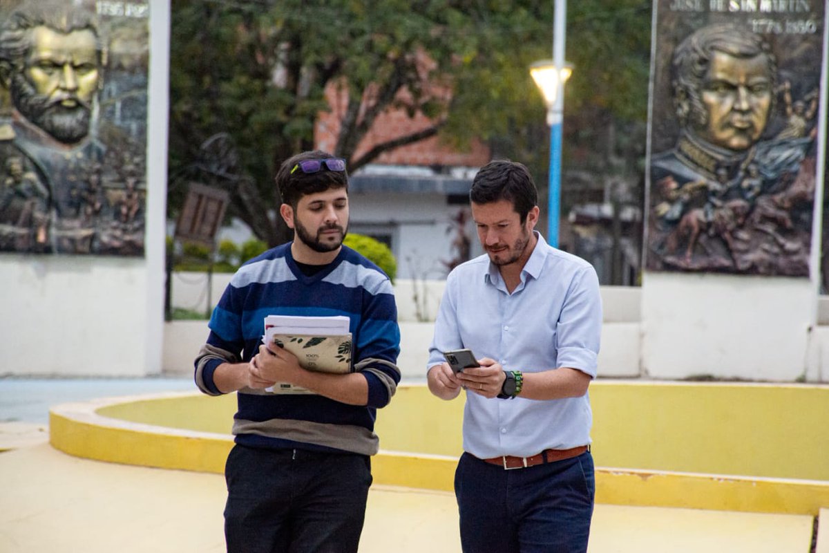 MartinGuemes's tweet photo. Supervisamos personalmente el funcionamiento del Wi-Fi Libre que instalamos en la plaza 9 de julio de Salvador Mazza. Funciona impecable. 🛜✅ #SALTIC #iIgualarOportunidades #Conectividad https://t.co/nNOWa8GnwQ