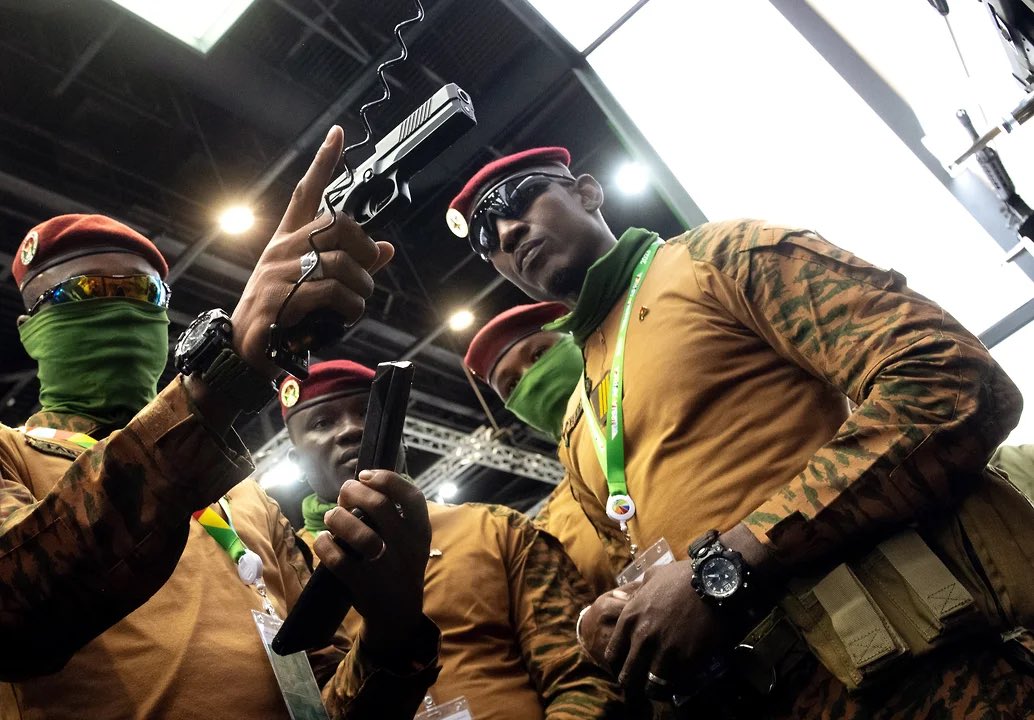 ✍🏼 ما يقع في المنطقة من تحولات متسارعة يثبت فشل وضعف المحللين السياسيين والأكاديميين والاعلاميين ومراكز الدراسات في شمال أفريقيا عن مواكبة هذه التطورات واعطاءها قراءات سليمة والاكتفاء بالتمترس وراء بيانات حكوماتهم. لا نظرة استباقية ولا تحليل صحيح ولا مواكبة. #النيجر ✊🏾