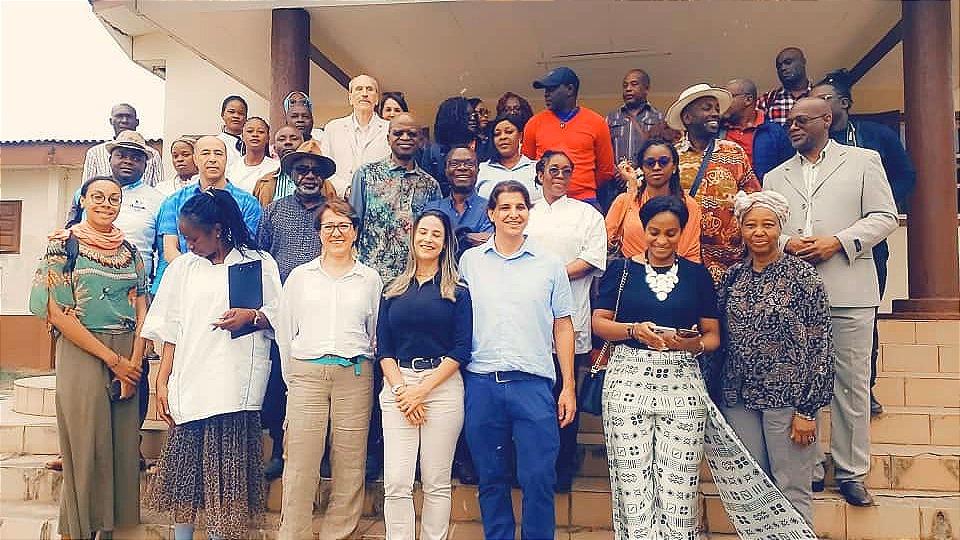 CNSMGABON's tweet photo. Visite guidée au CNSM le mercredi 19 juillet 2023 de la Délégation *Point Sud, Centre de Recherche sur le Savoir Local, accompagné du laboratoire d' anthropologique (LABAN) de l' Université Omar Bongo.
#cnsmgabon #pointsud #laban #visite #coopération https://t.co/lbhcpriYtr