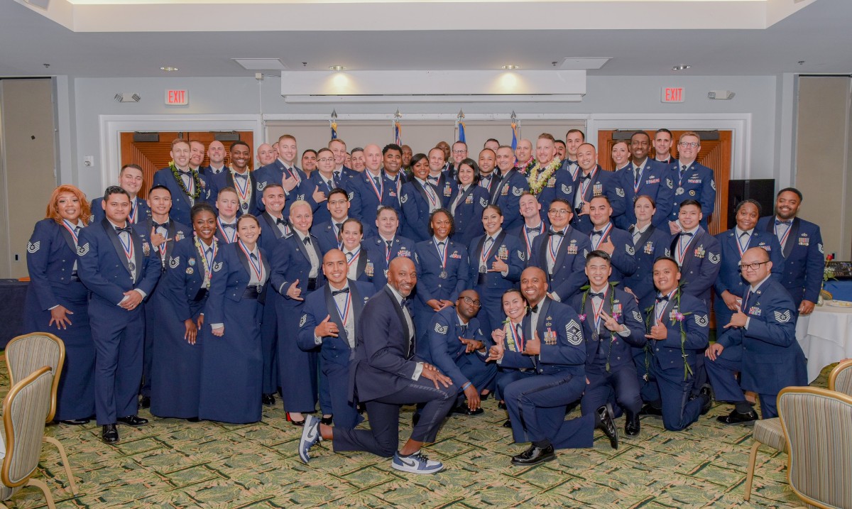 JointBasePHH's tweet image. CONGRATULATIONS to Hawaii's newest Master Sergeants!! 👏👏
15th Wing hosted the SNCO Induction Ceremony with guest speaker Kaleth O. Wright, CEO of the Air Force Aid Society, &amp;amp; CMSgt of the Air Force #18 (ret.) #AFstrong #excellence

more 📷's at facebook.com/15thWing