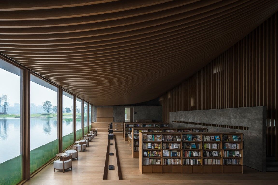 Architizer's tweet image. This bookstore design mimics a falling book, creating a tranquil space for reflection and an unforgettable underwater reading experience.
Details: arc.ht/3KmyCcm | 📍Xinglong Lake CITIC Bookstore